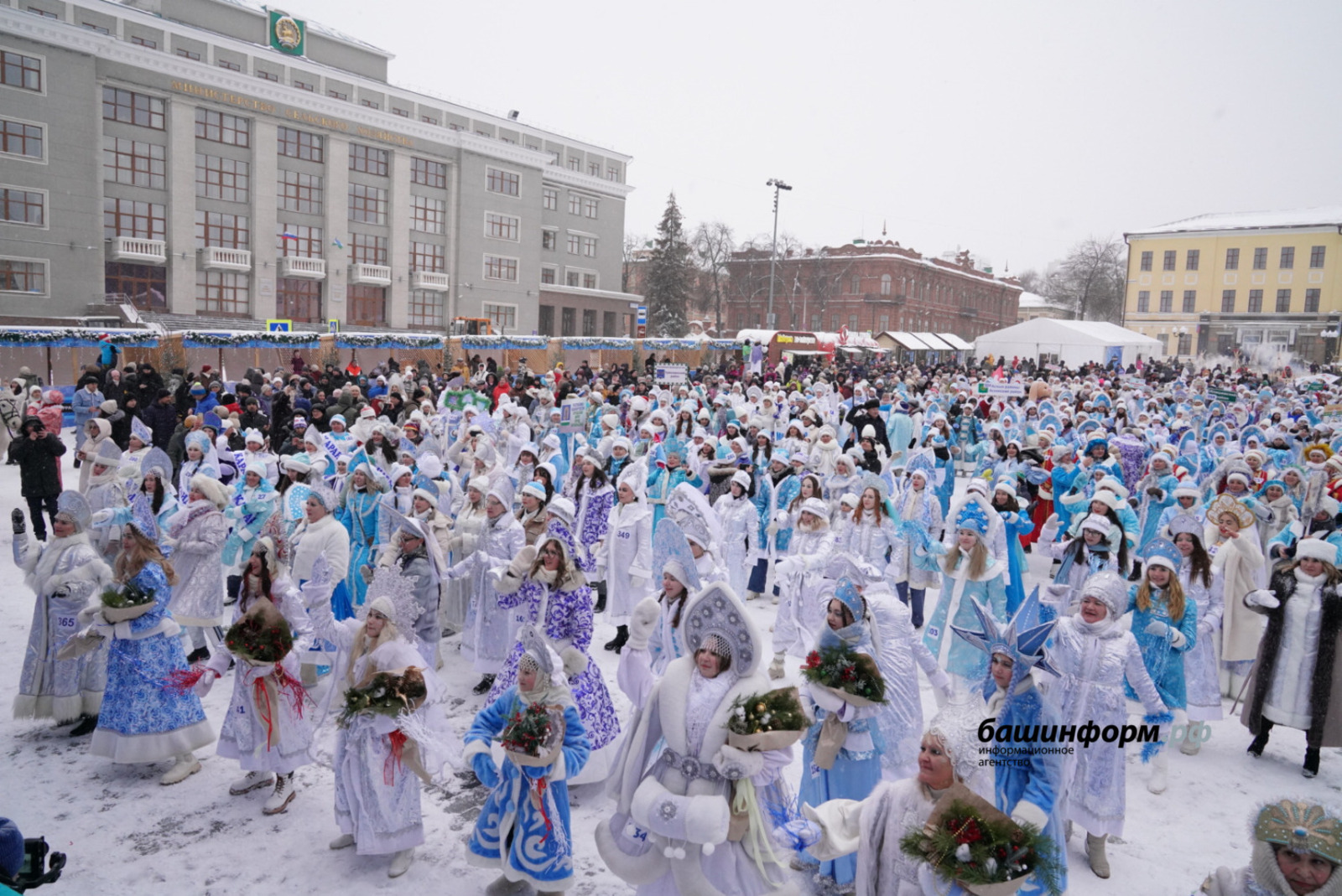 В Уфе состоялся Парад Снегурочек в рамках новогоднего фестиваля «TERRA ZIMA»