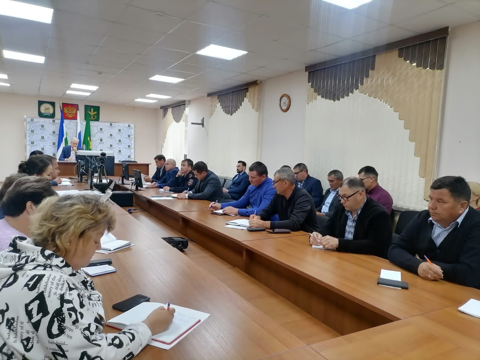В администрации района состоялось рабочее совещание с участием работодателей и глав сельских поселений.