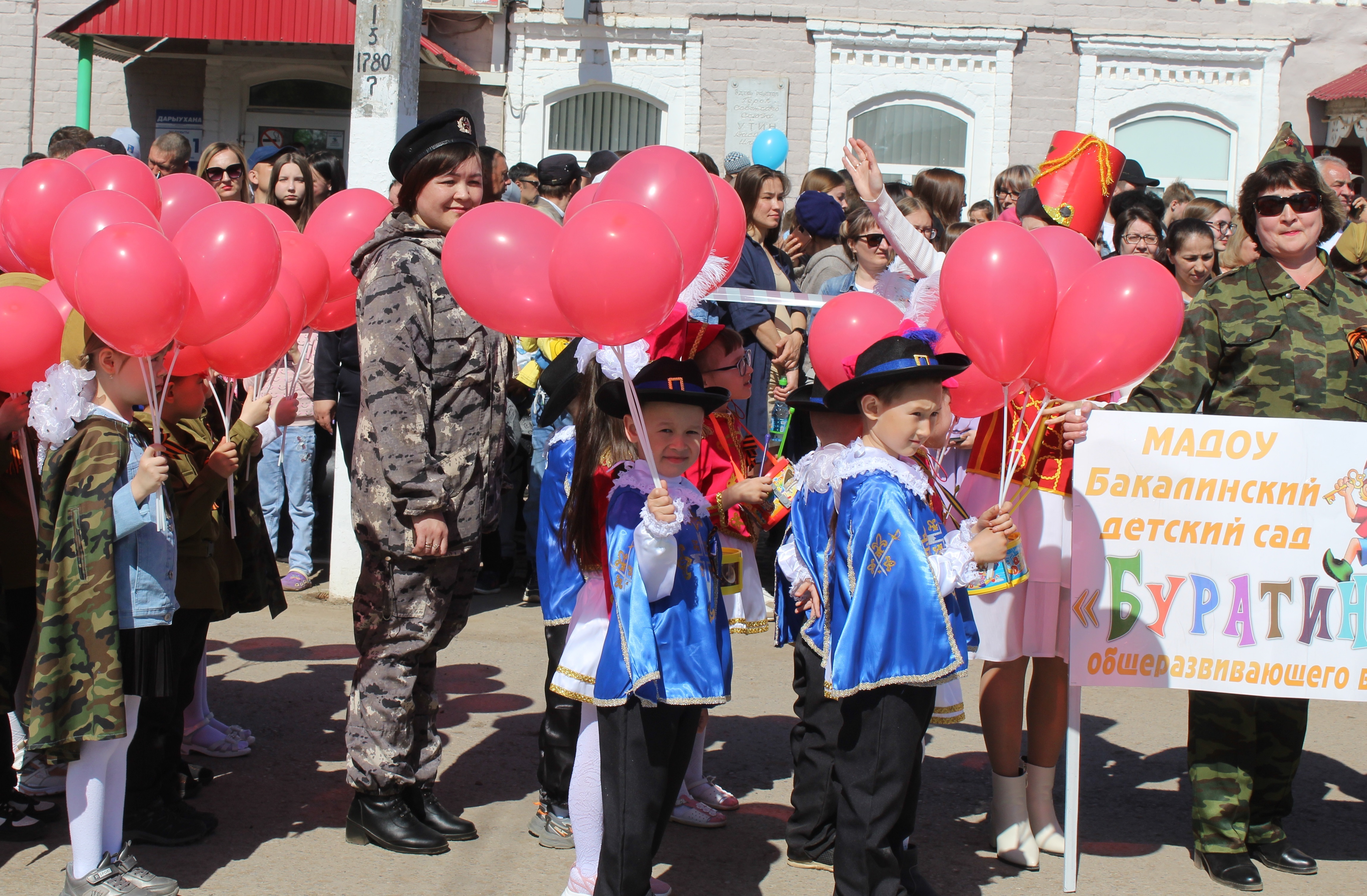 На бакалинском параде - дошкольники-солдаты и детская "военная техника"