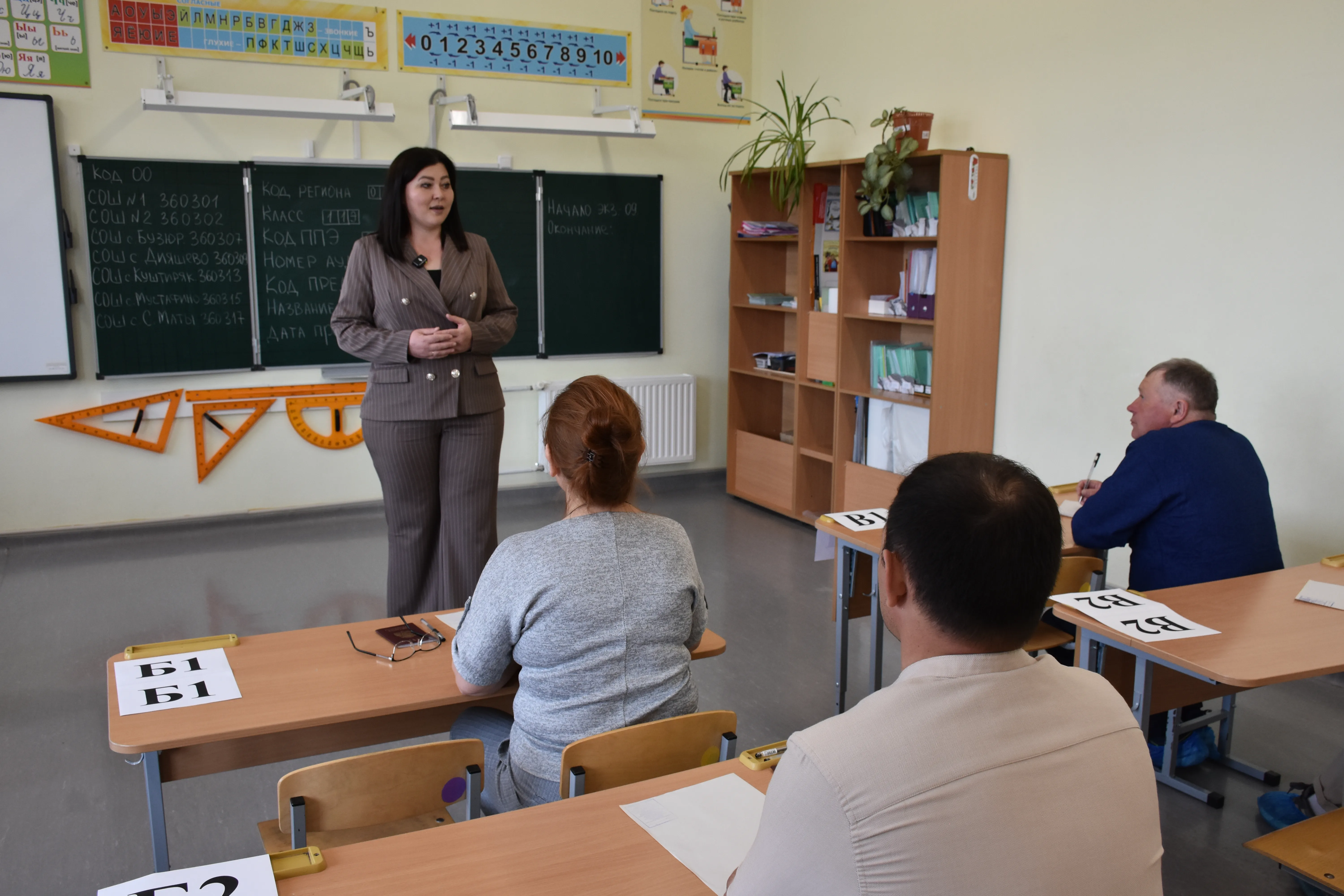 Всё по-настоящему: родители выпускников сдали ЕГЭ по русскому