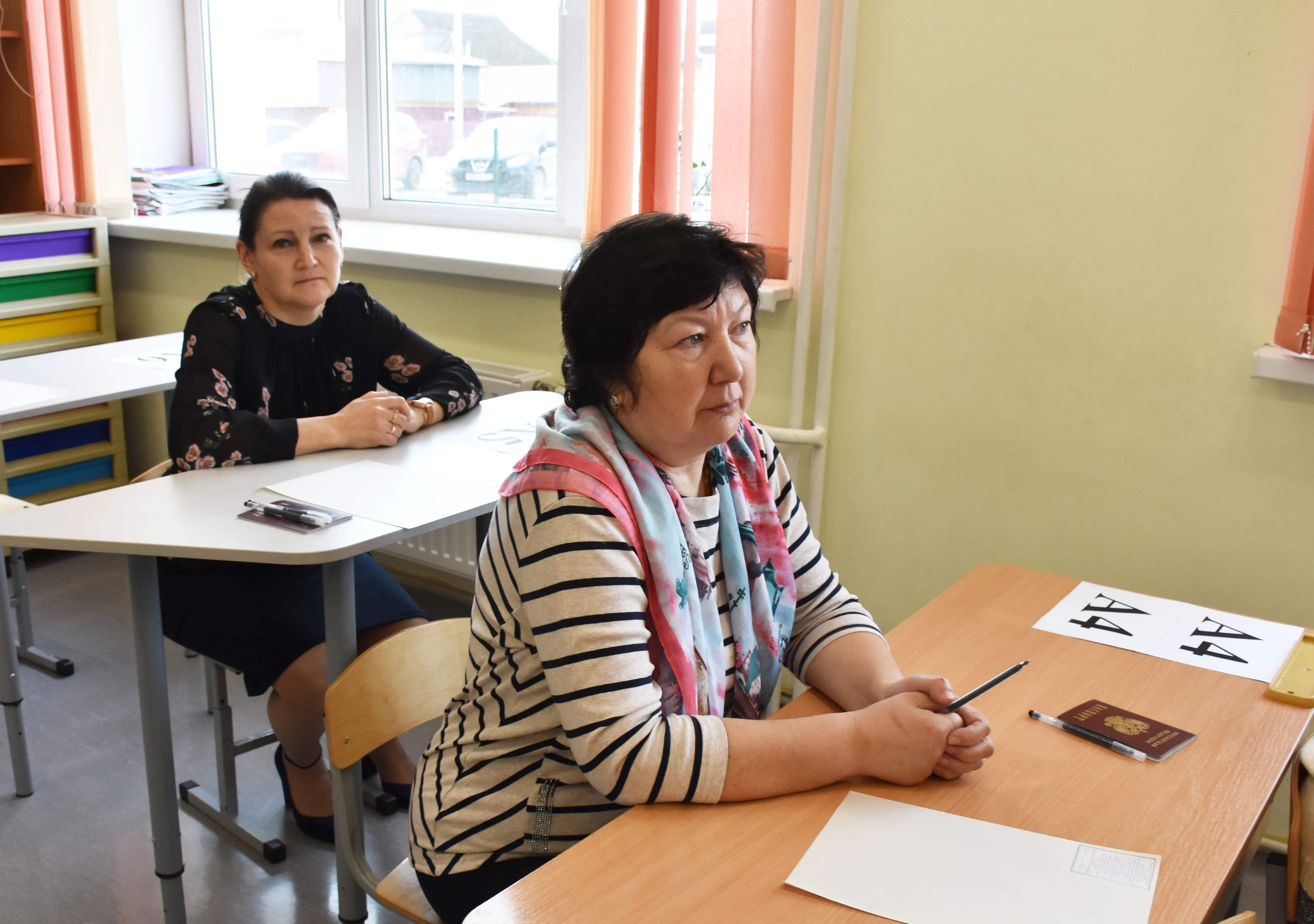Всё по-настоящему: родители выпускников сдали ЕГЭ по русскому