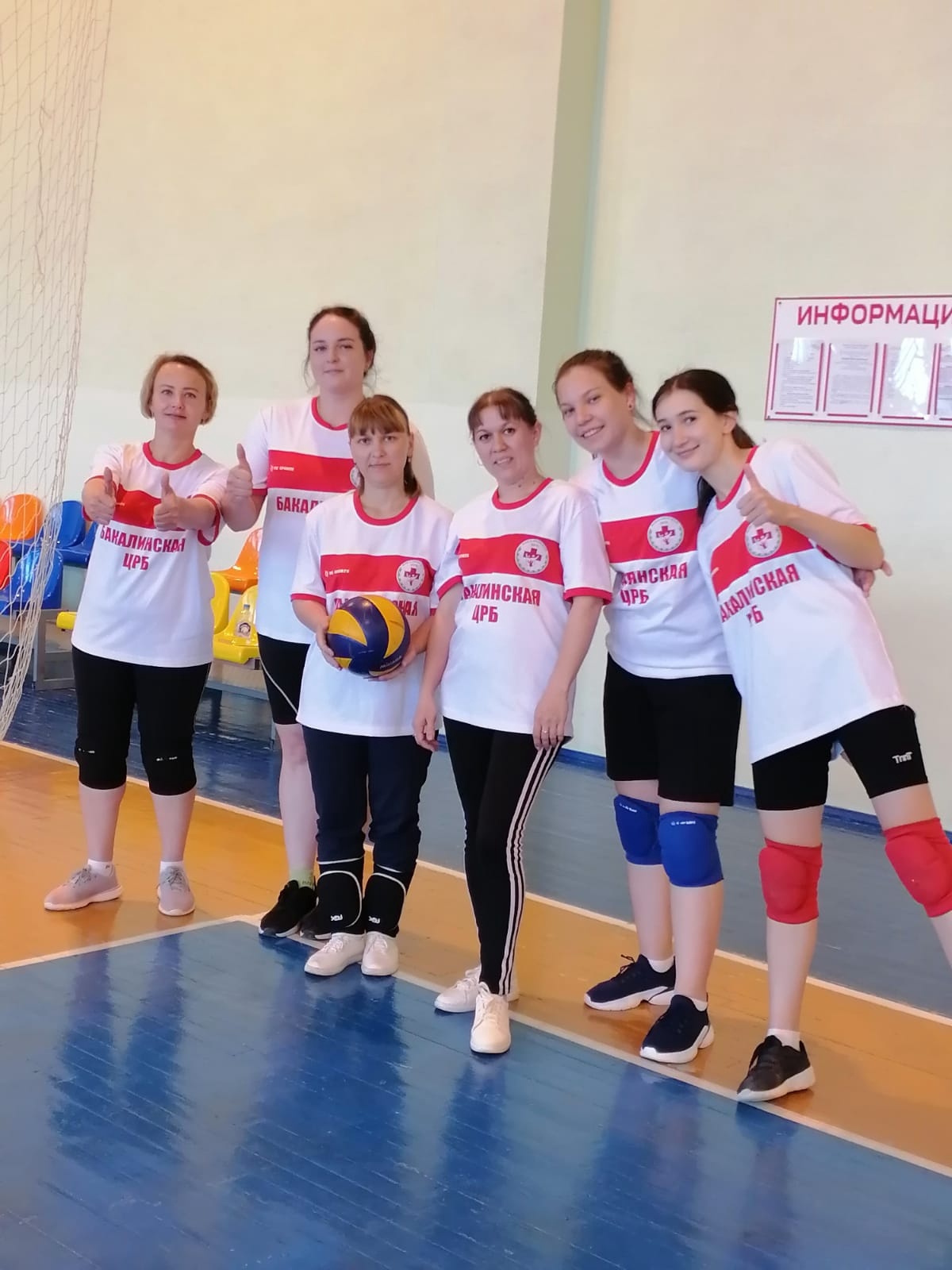 В физкультурно-оздоровительном комплексе "Олимп" состоялся дружеский турнир по волейболу среди сотрудников ЦРБ с. Бакалы и пациентов.