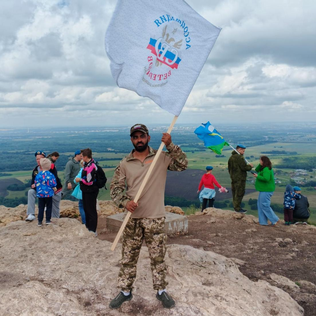 В Башкортостане ветераны СВО отметили 95-летие ВДВ у подножия Торатау