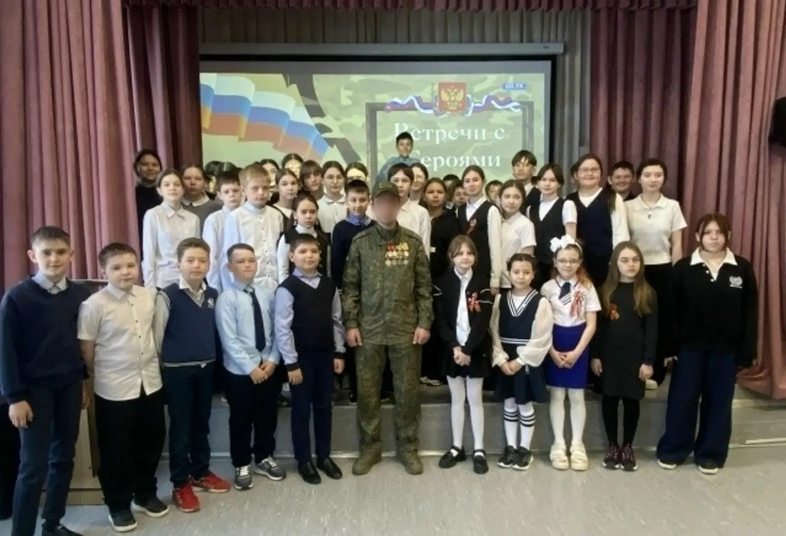 Спешат к своим семьям и... к школьным партам