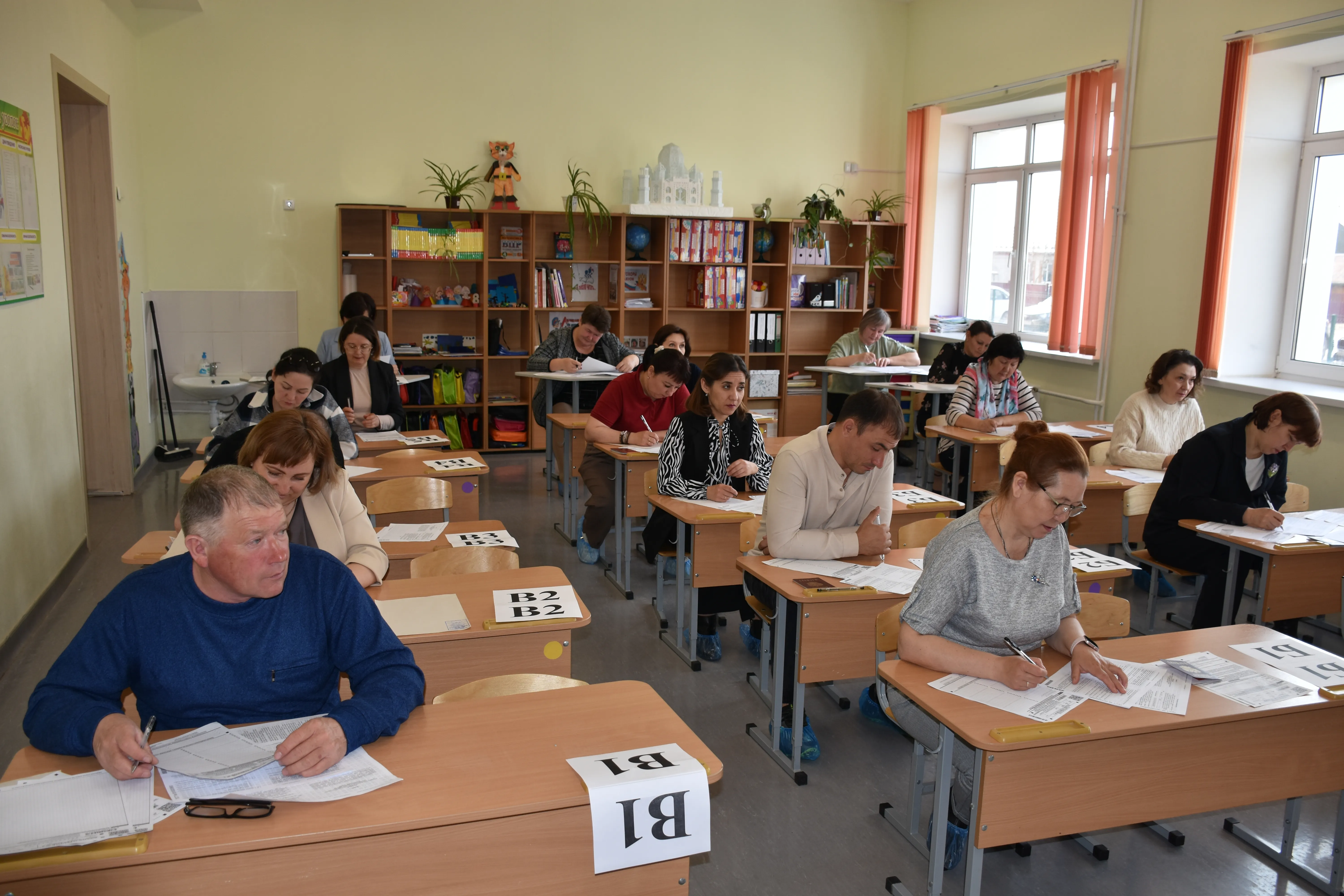 Всё по-настоящему: родители выпускников сдали ЕГЭ по русскому