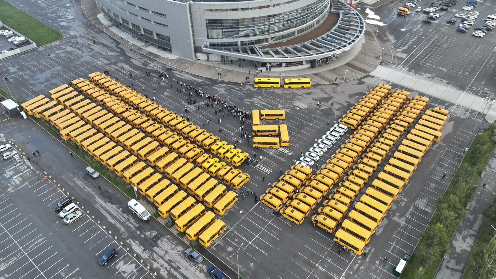 Школы Башкирии получили более 200 новых автобусов