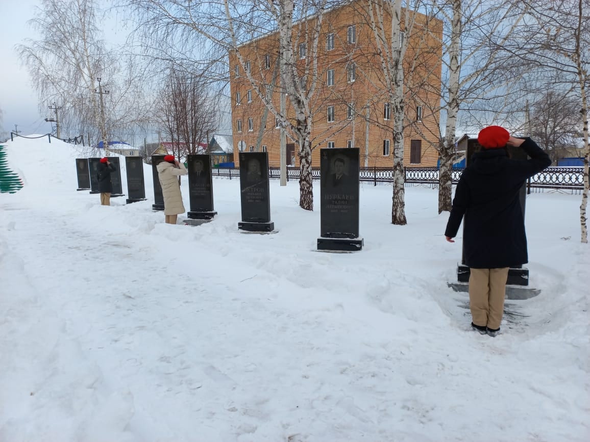 Волонтеры Юнармии возложили цветы к памятникам Героев Советского Союза, Кавалеров Ордена Красной Звезды
