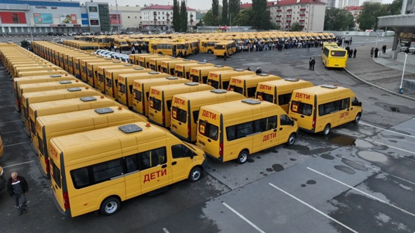 Школы Башкирии получили более 200 новых автобусов