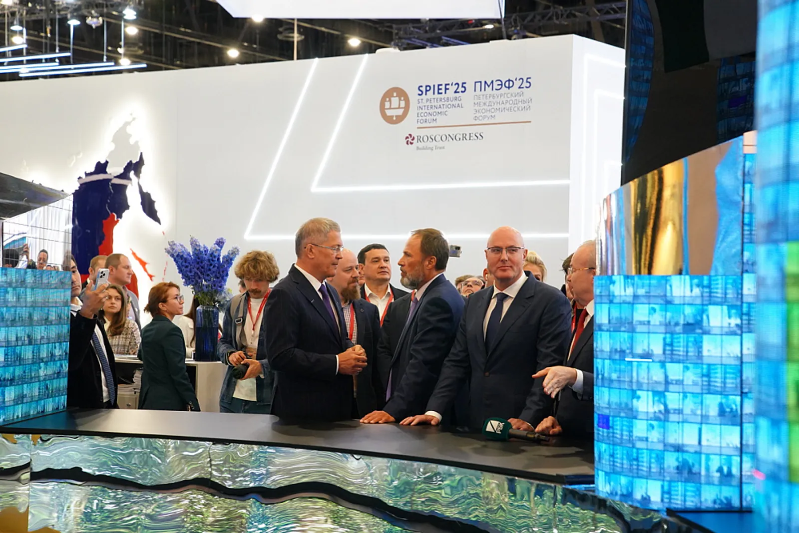 Дмитрию Чернышенко и Игорю Комарову представили проект Межвузовского кампуса