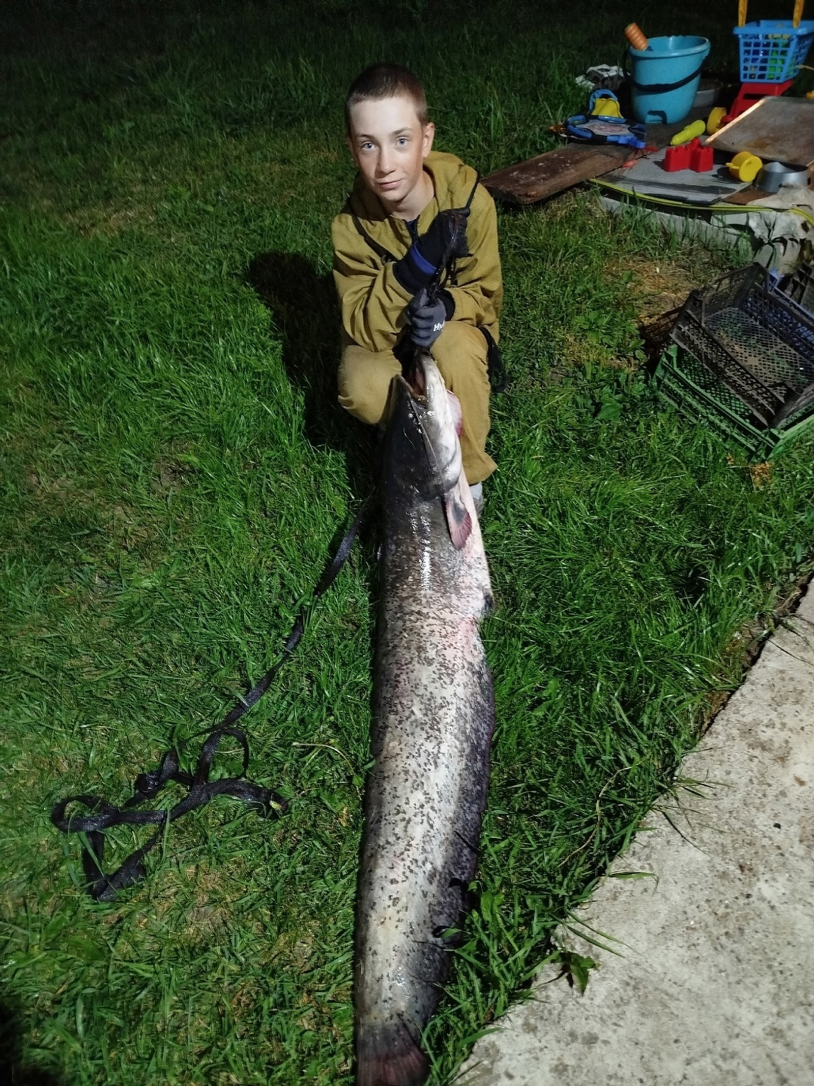 Школьник из Башкирии поймал 20-килограммового сома
