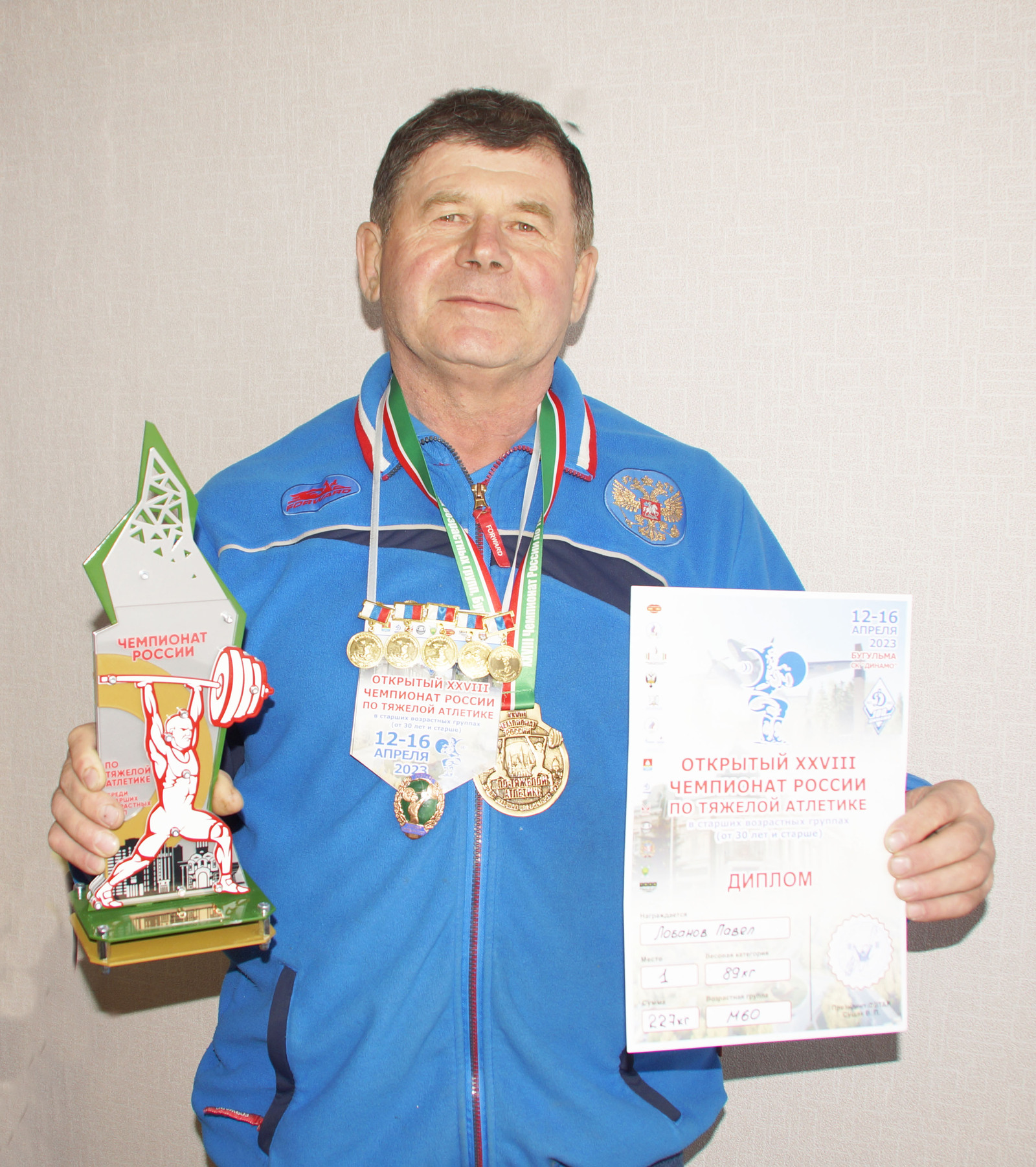 Пять новых рекордов России установил бакалинский штангист Павел Лобанов