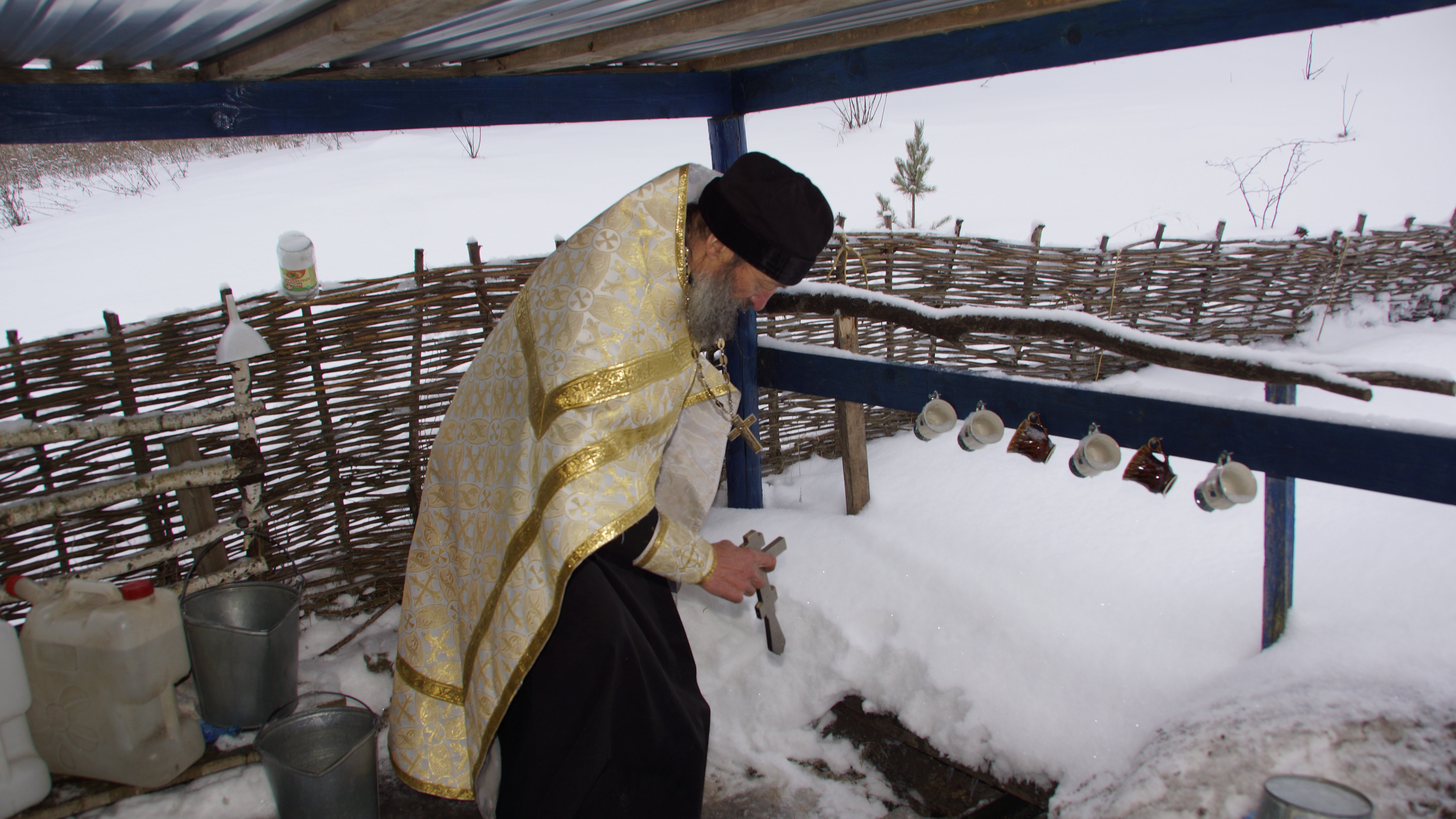 Традиционные купания и молитвы в дни Крещения