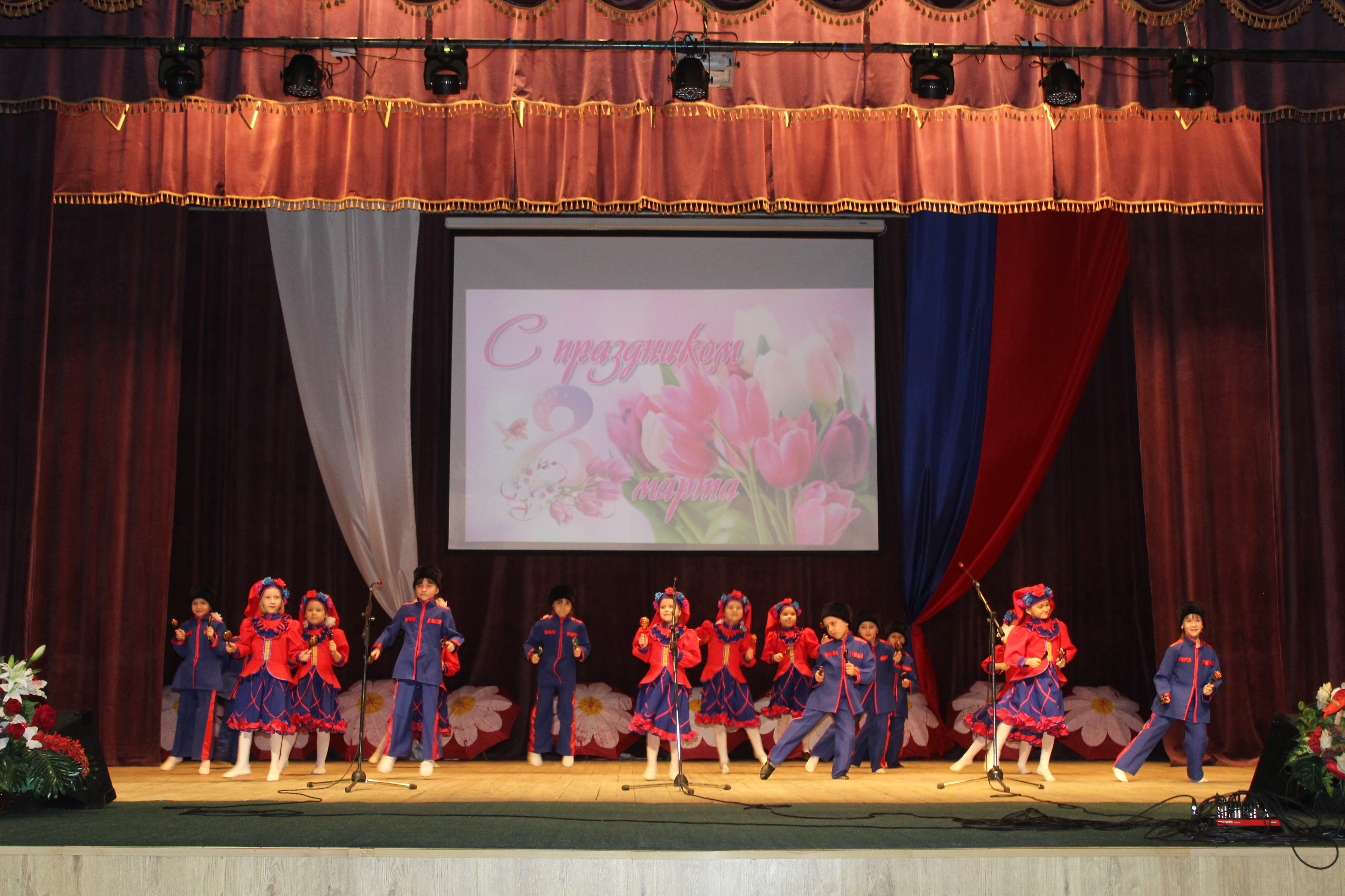 В честь женщин Бакалинского района в районном Дворце культуры прошел праздничный концерт
