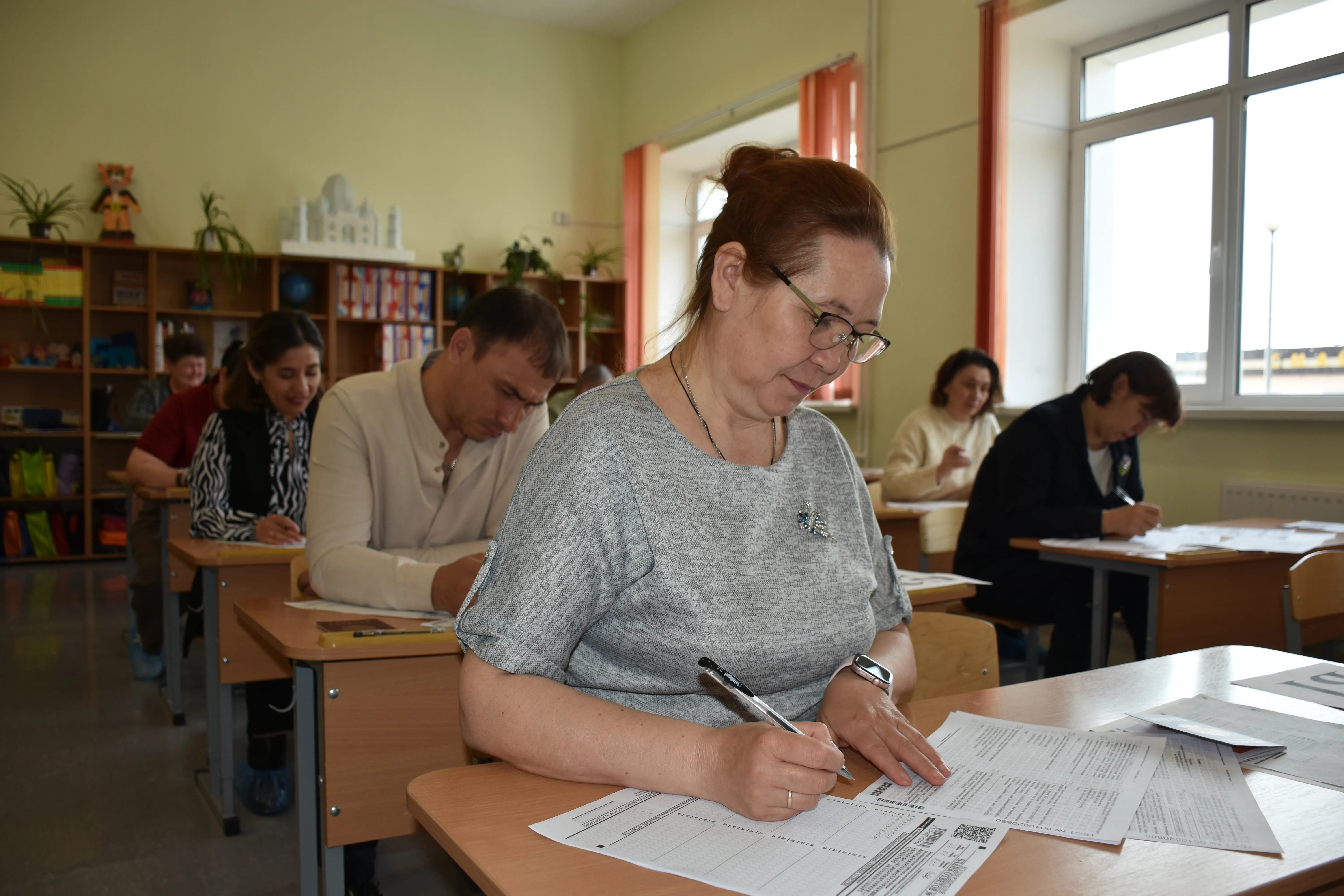 Всё по-настоящему: родители выпускников сдали ЕГЭ по русскому