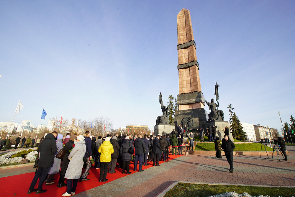 Радий Хабиров возложил цветы к Монументу Дружбы в Уфе