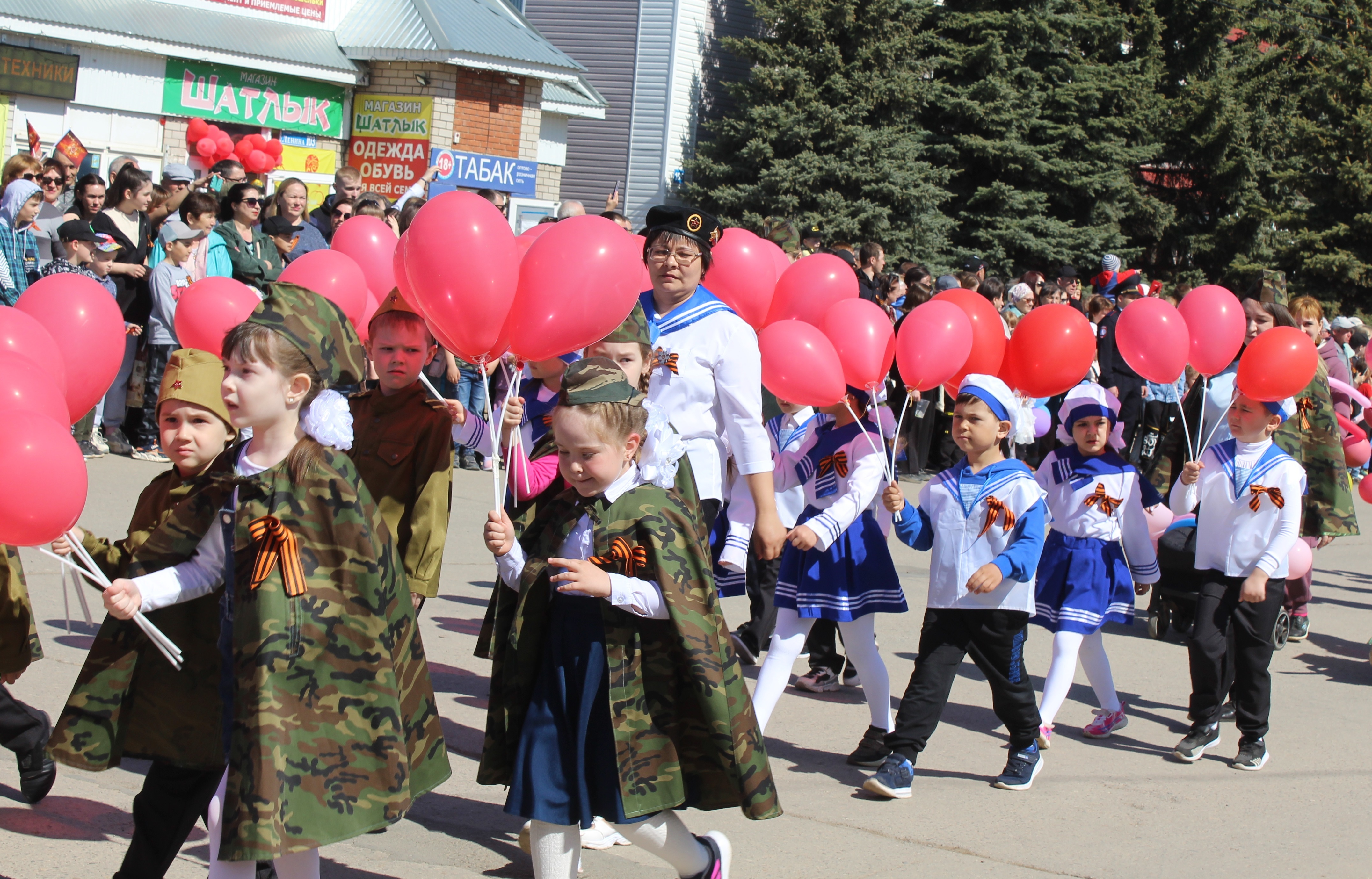 На бакалинском параде - дошкольники-солдаты и детская "военная техника"