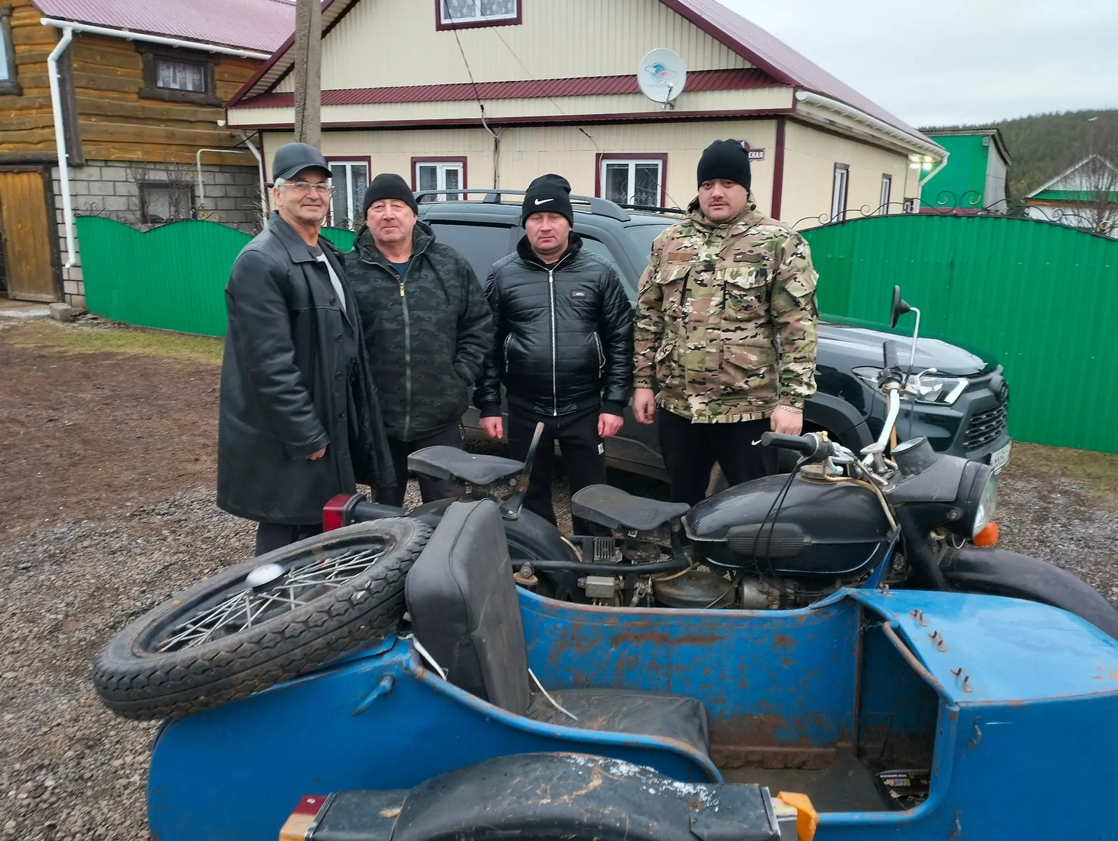 Старокуручевцы Фанис и Рафиса Шафигуллины передали для отправки бойцам мотоцикл «Урал».