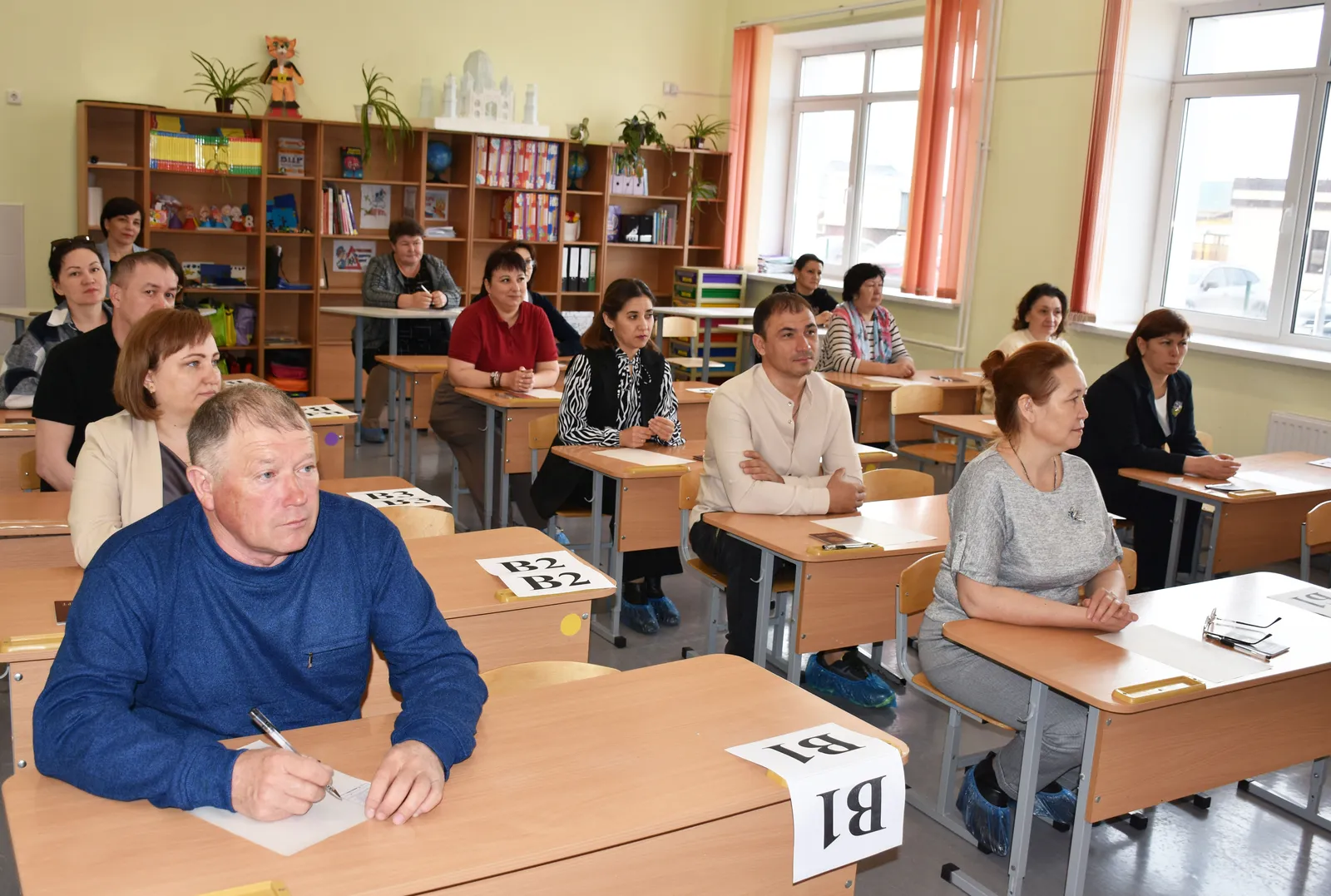 Всё по-настоящему: родители выпускников сдали ЕГЭ по русскому