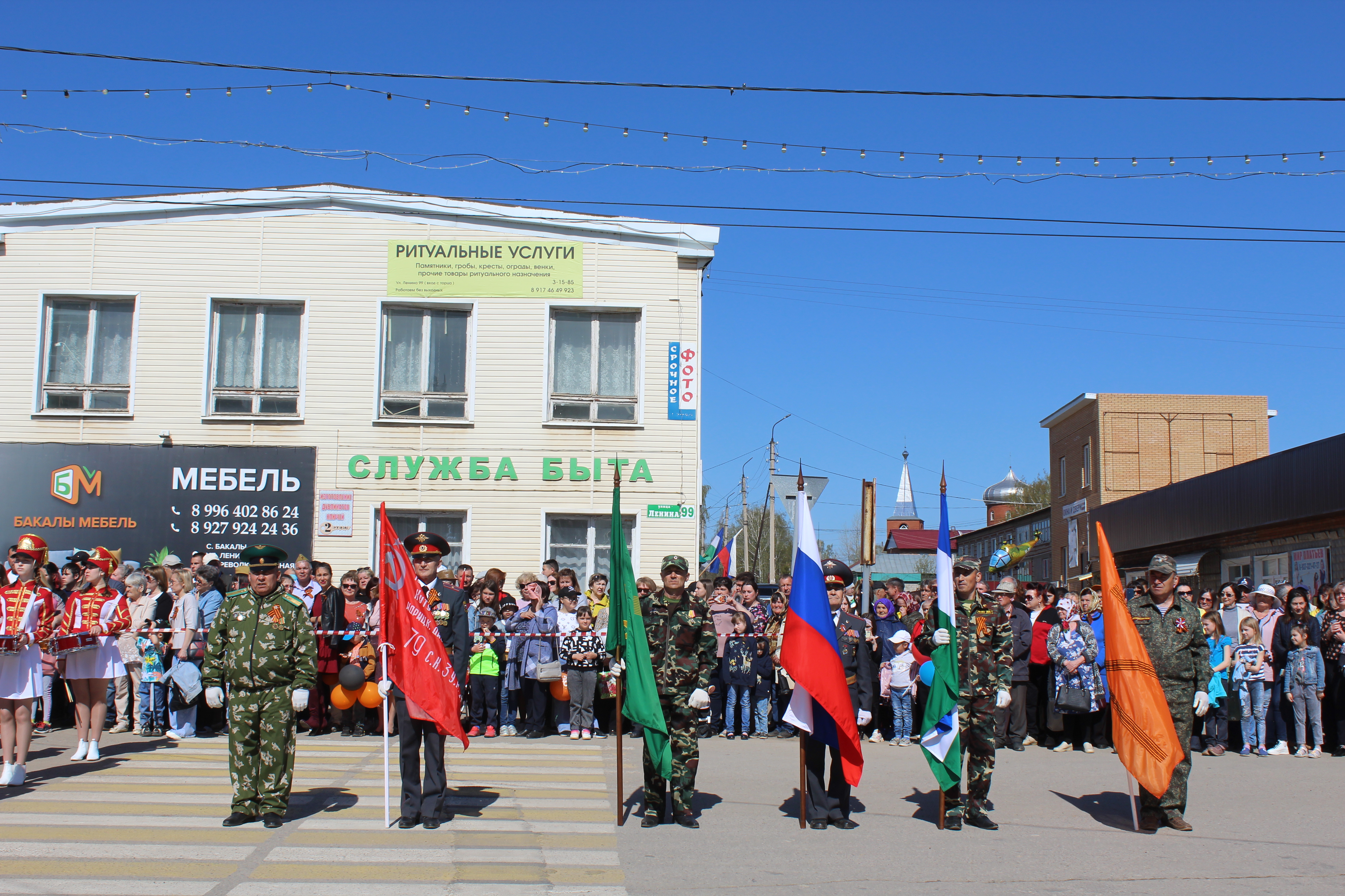 В руках знаменной группы - Государственные флаги и Знамя Победы