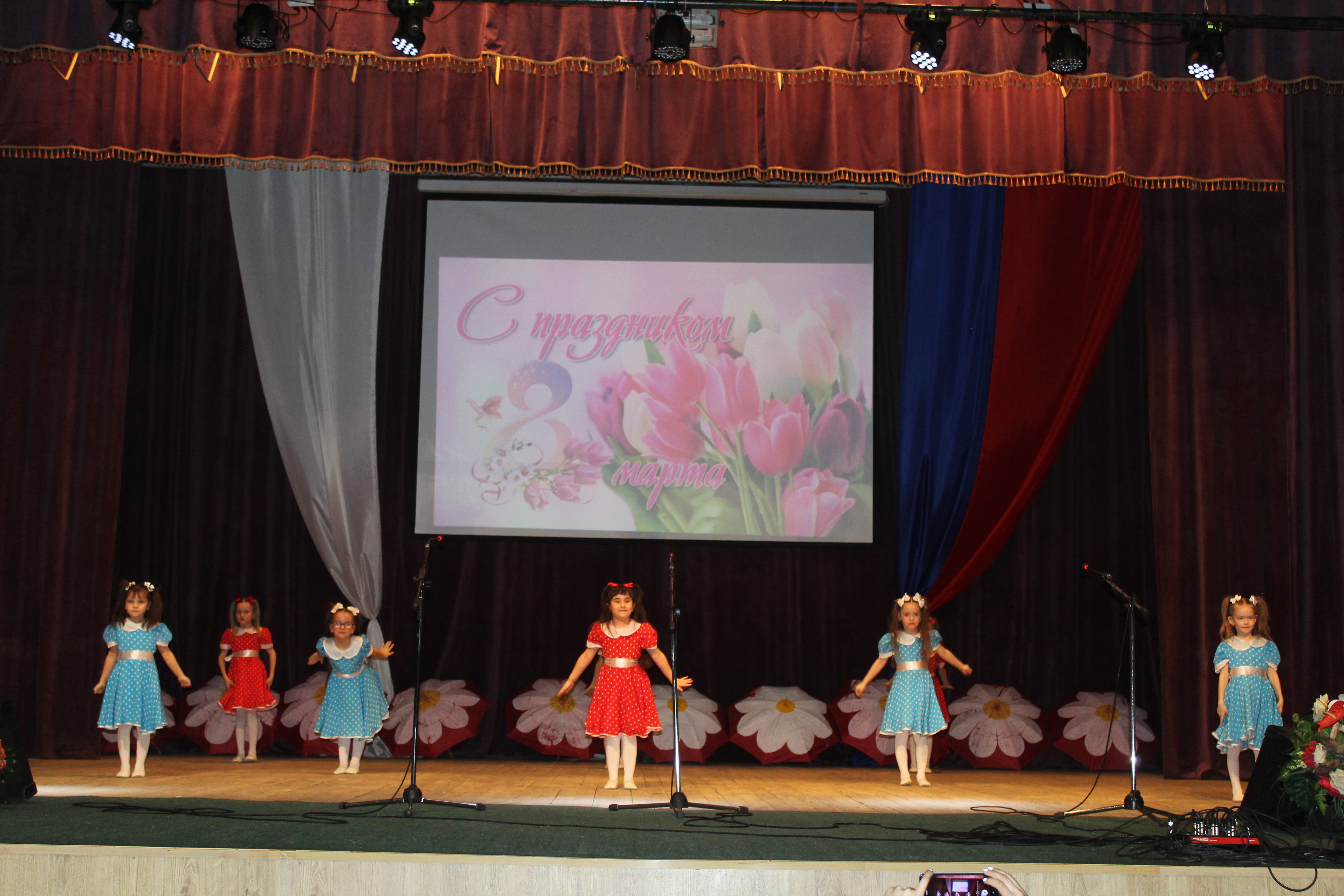 В честь женщин Бакалинского района в районном Дворце культуры прошел праздничный концерт