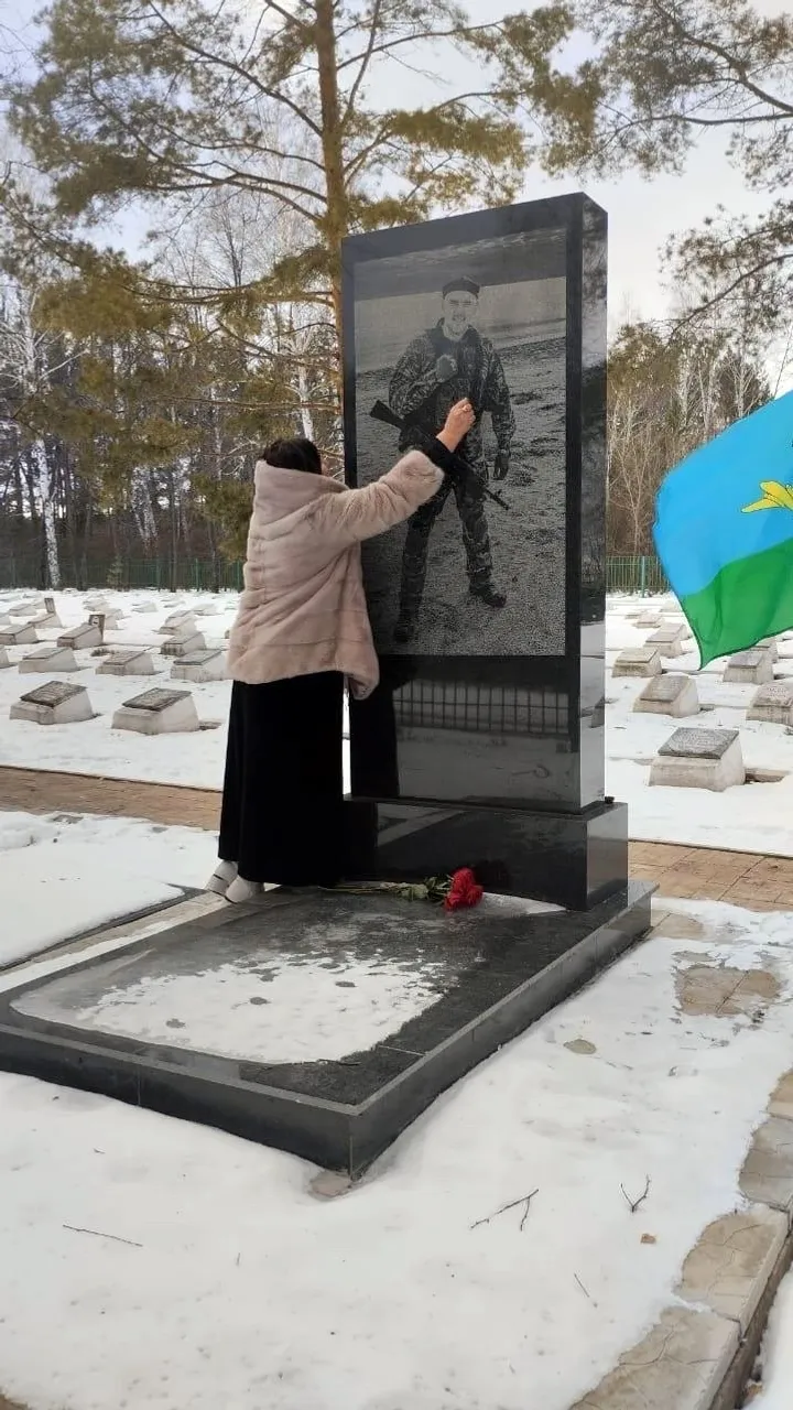 Братская могила в Шафраново, где рядом с героями Октябрьской революции и Великой Отечественной войны похоронен Алмаз Сафин. // Фото из семейного архива Сафиных.