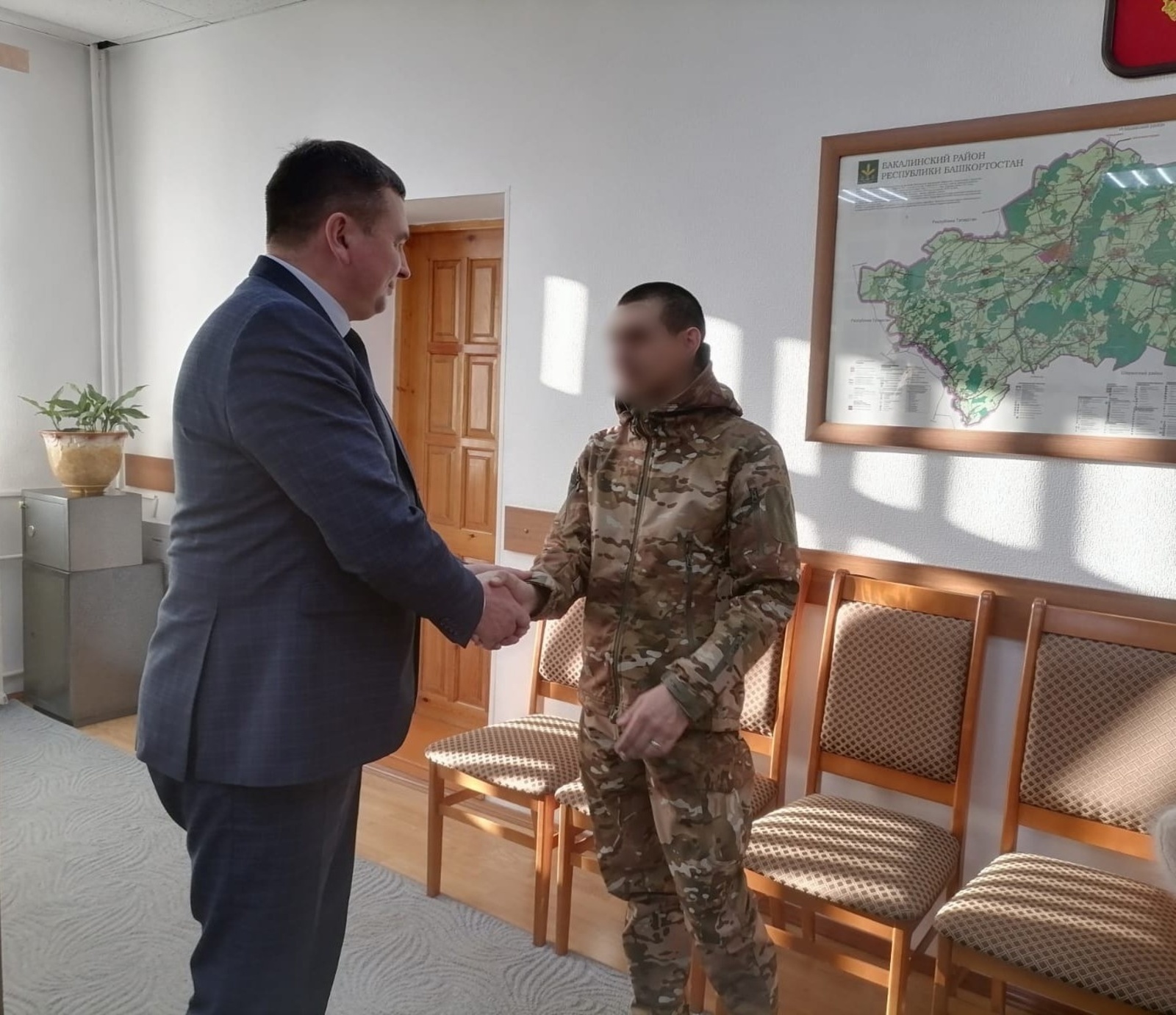 Глава администрации Бакалинского района встретился с бойцом, который находится в краткосрочном отпуске