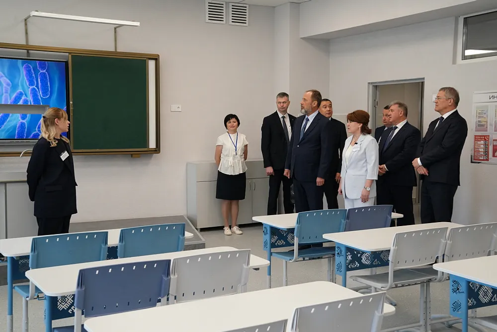 Игорь Комаров и Радий Хабиров посетили самую большую школу в Приволжском федерал