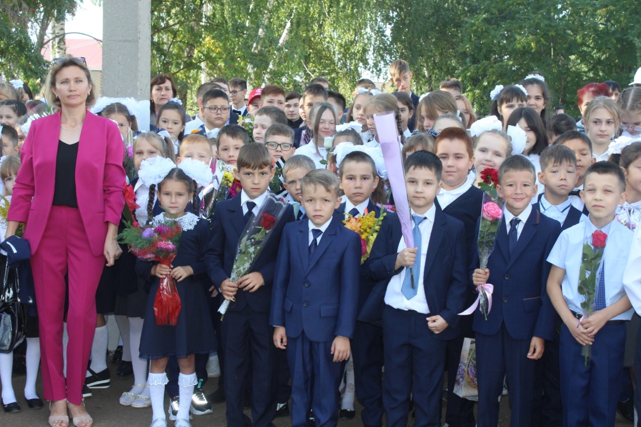 Торжественная линейка и открытие мемориальной доски в память об Андрее Кирилове