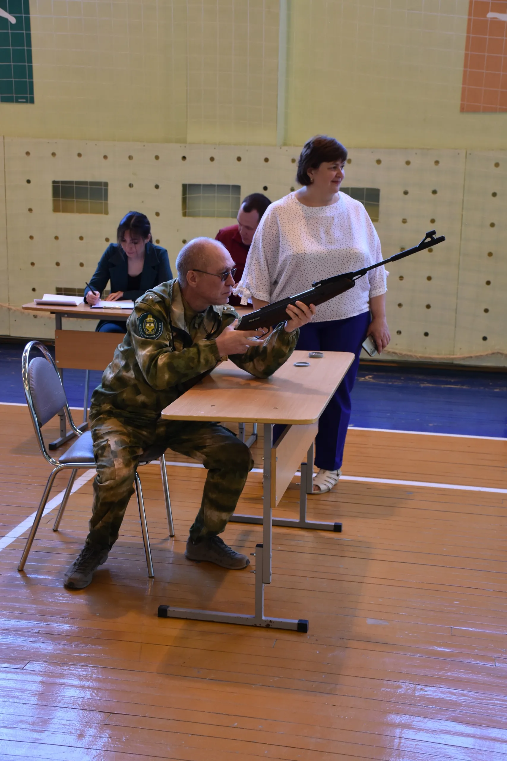 На спортивной площадке кипели нешуточные страсти
