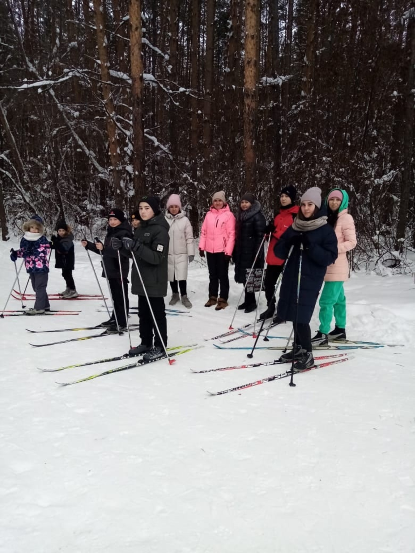 Зимние спортивные игры на лыжах в биатлонном центре