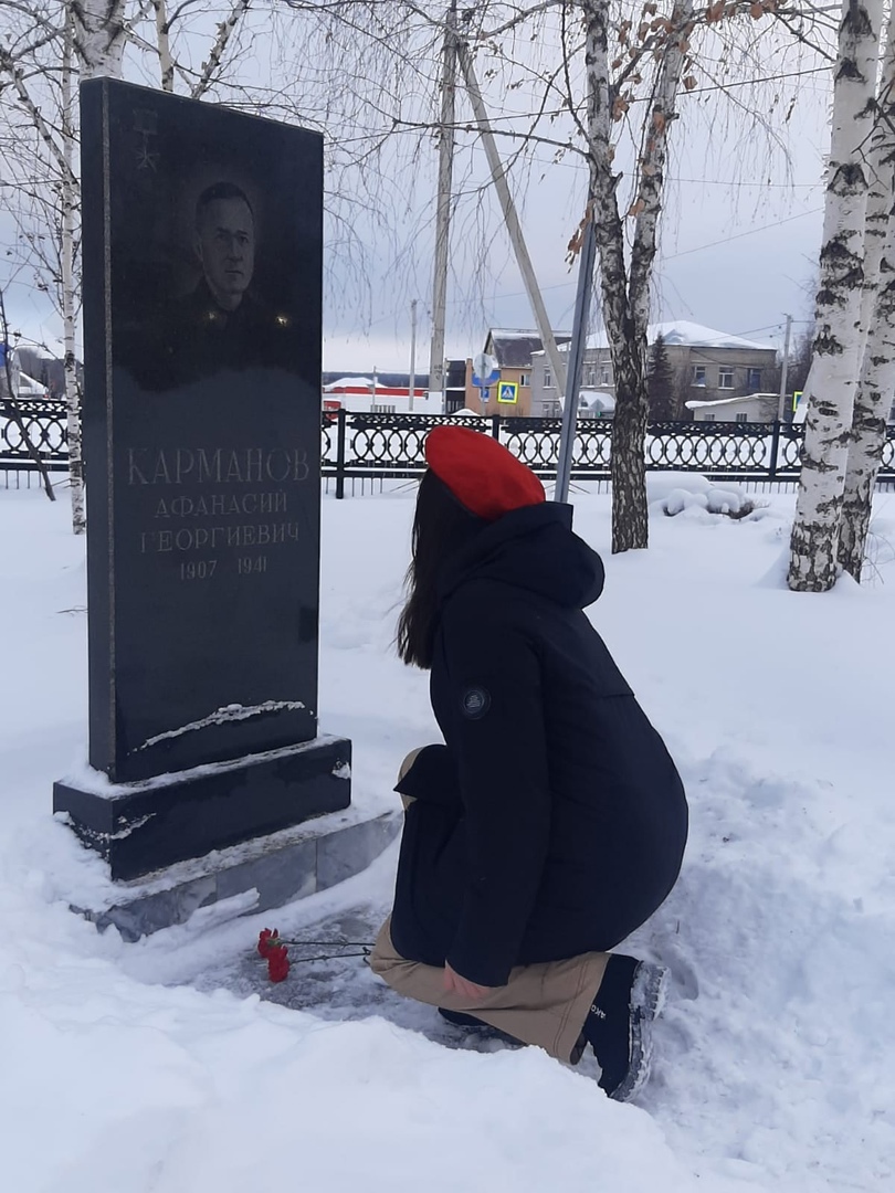 Волонтеры Юнармии возложили цветы к памятникам Героев Советского Союза, Кавалеров Ордена Красной Звезды