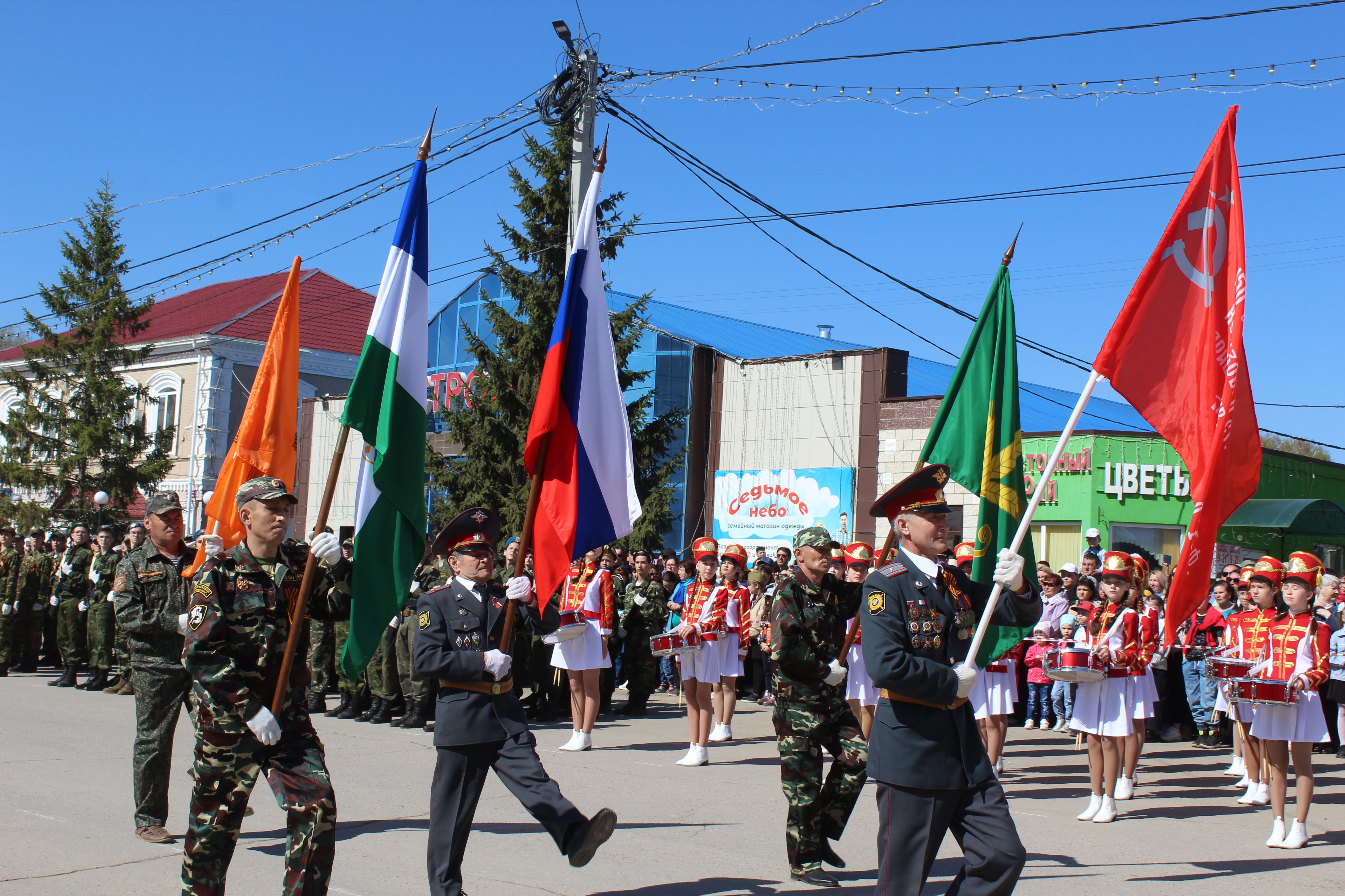 В руках знаменной группы - Государственные флаги и Знамя Победы