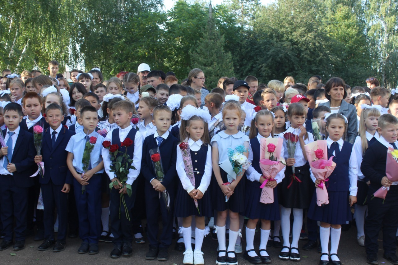 Торжественная линейка и открытие мемориальной доски в память об Андрее Кирилове