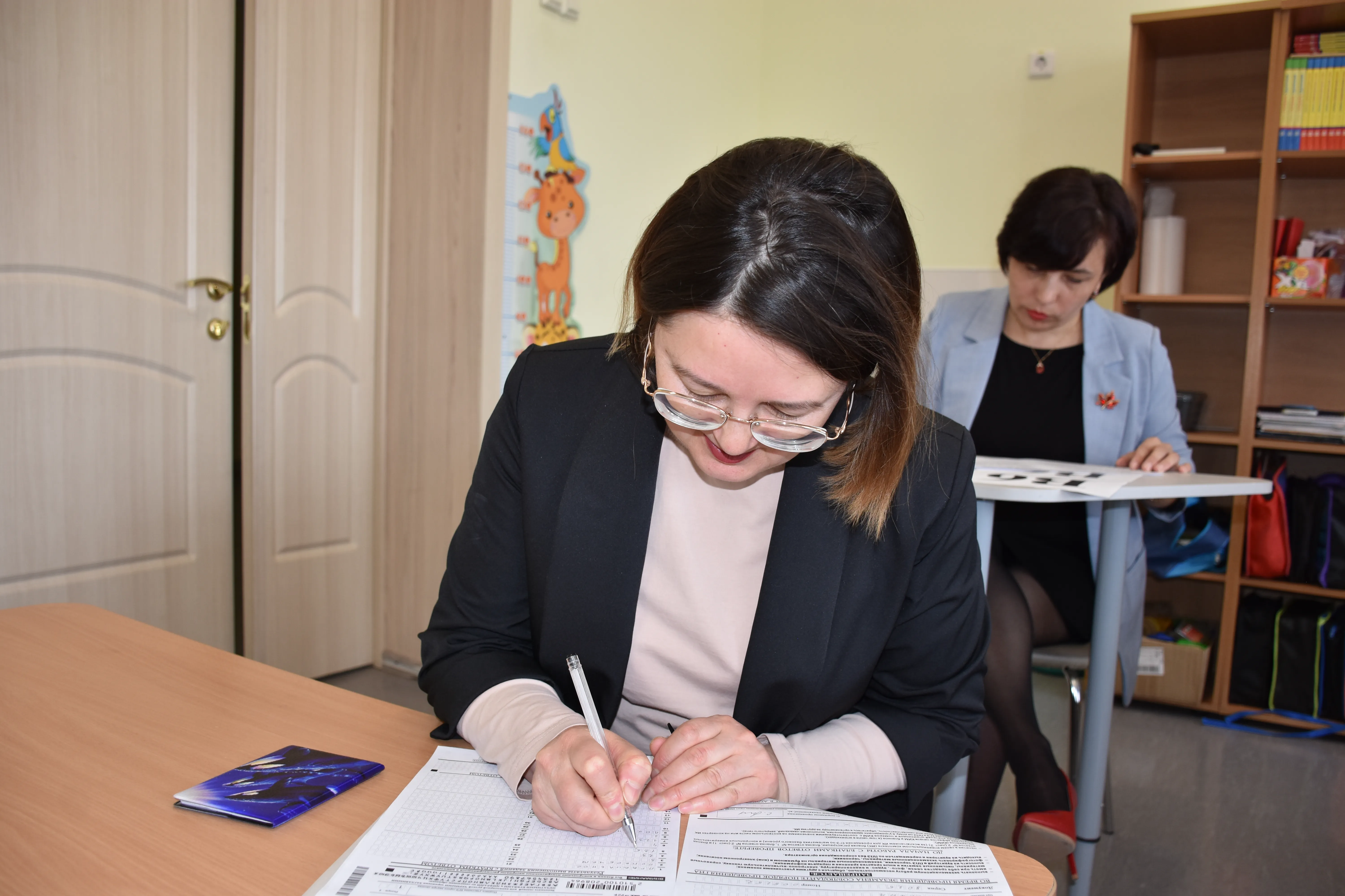 Всё по-настоящему: родители выпускников сдали ЕГЭ по русскому