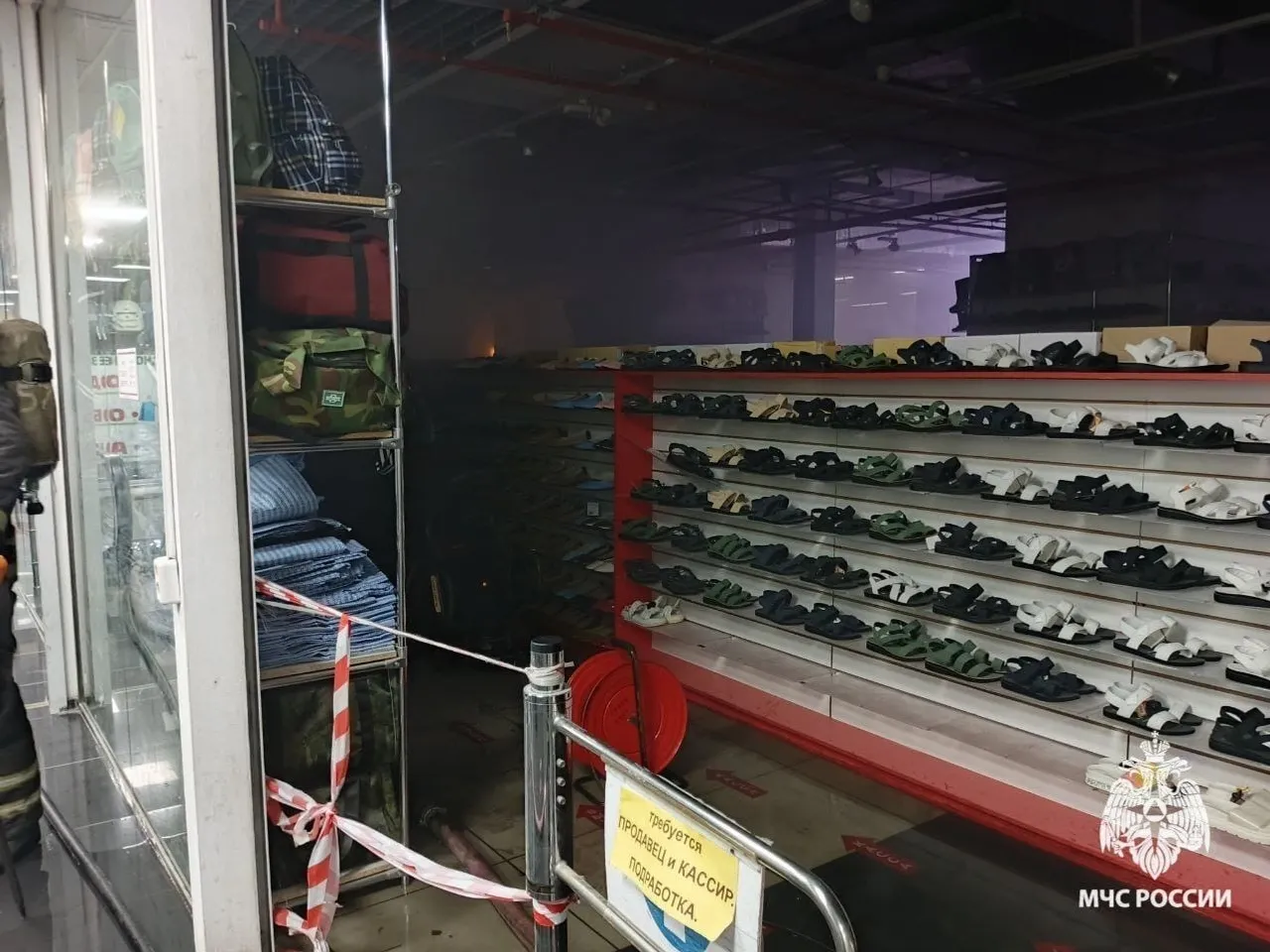 Из пожара в торговом центре «Звёздный» эвакуировали 300 человек