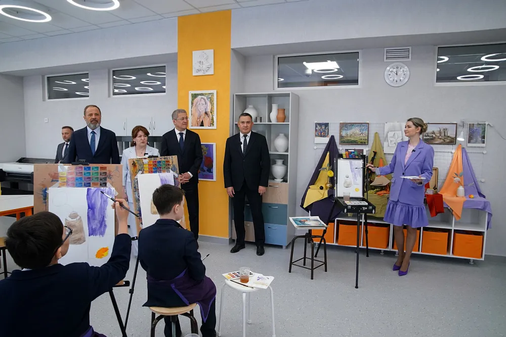 Игорь Комаров и Радий Хабиров посетили самую большую школу в Приволжском федерал