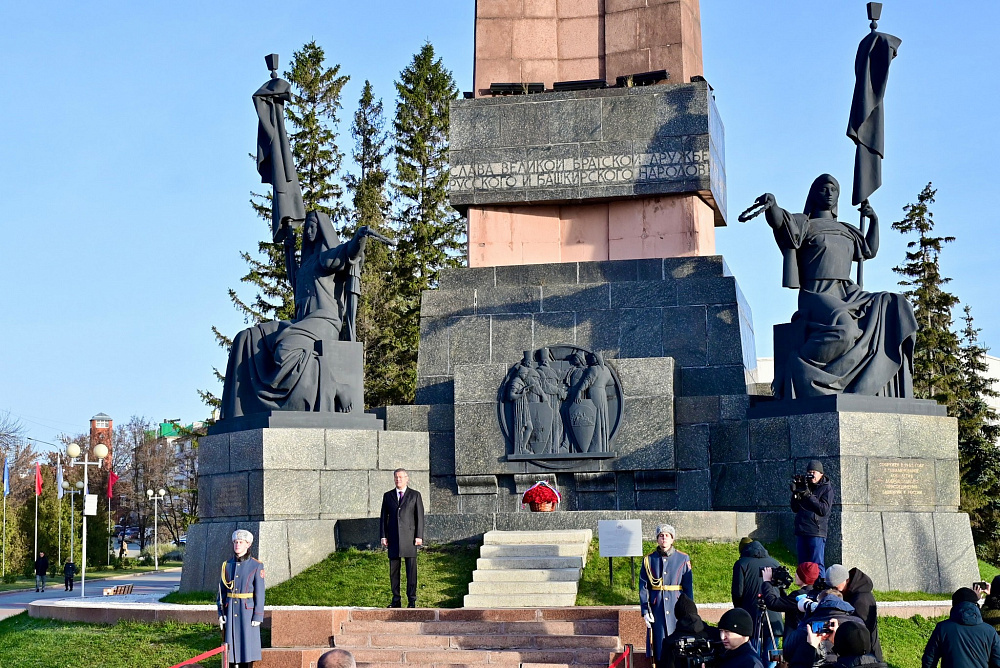 Радий Хабиров возложил цветы к Монументу Дружбы в Уфе