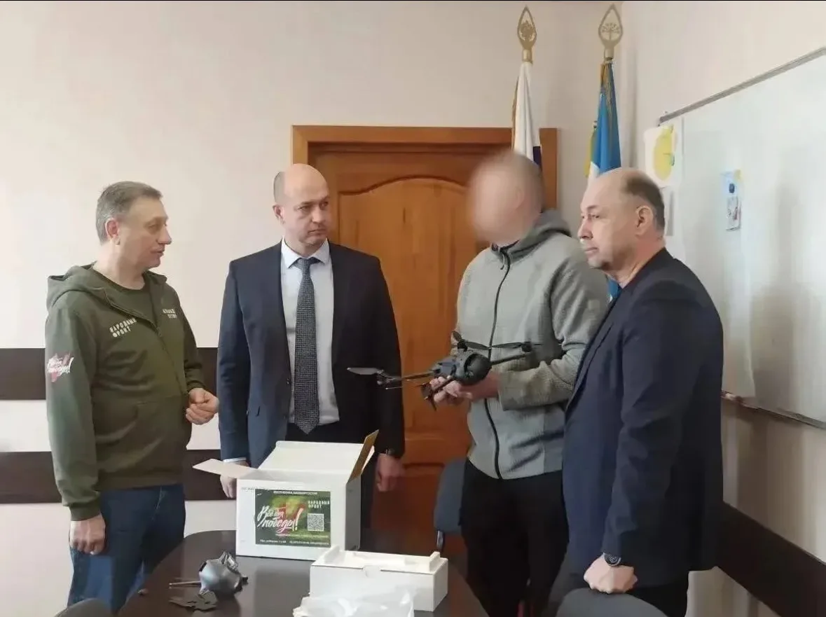 Максим Ульчев передал квадрокоптер и тепловизор сотруднику Издательского дома