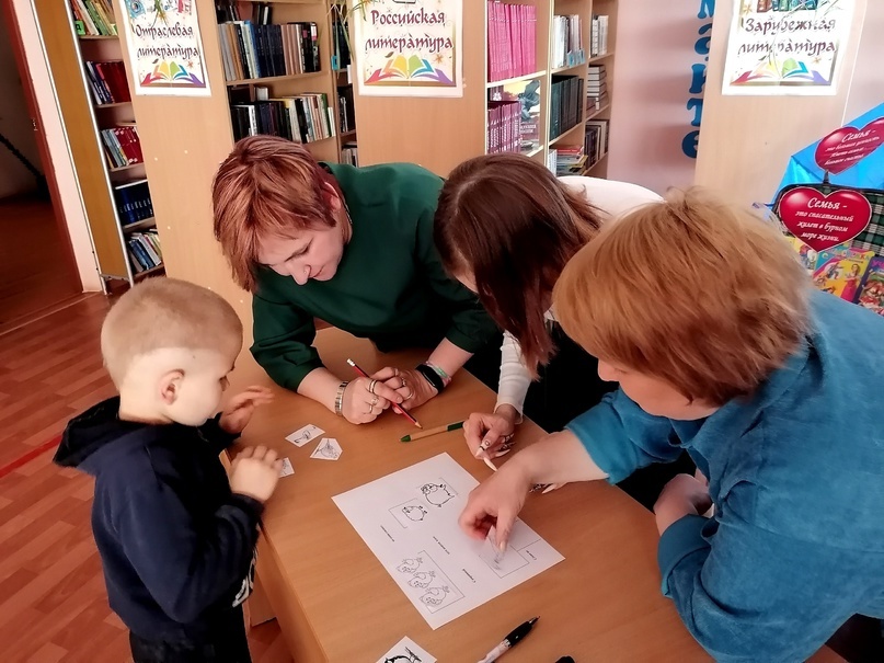 Работники Новобалыклинского СДК совместно сельской библиотекой провели ежегодную Всероссийскую акцию «Библиосумерки - 2024» - читаем всей семьей»