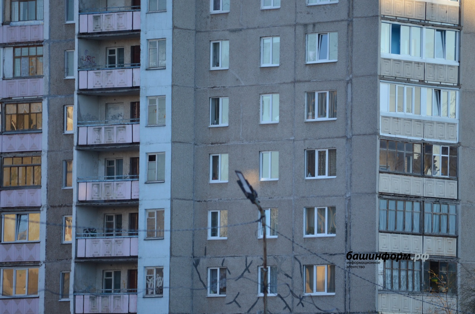 Один дома: в Уфе малыш оказался запертым на балконе квартиры